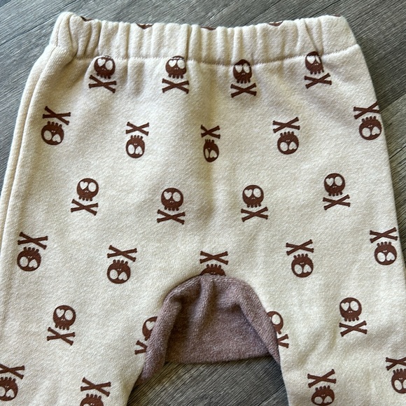 NEW Skull & Cross Bone Tan Monkey Baby Pants 0-6 Months - Picture 2 of 7